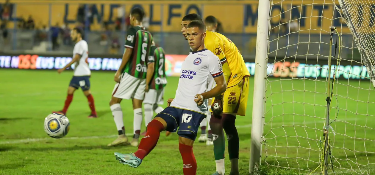 Patrick Verhon, do Bahia, colocando a bola para escanteio