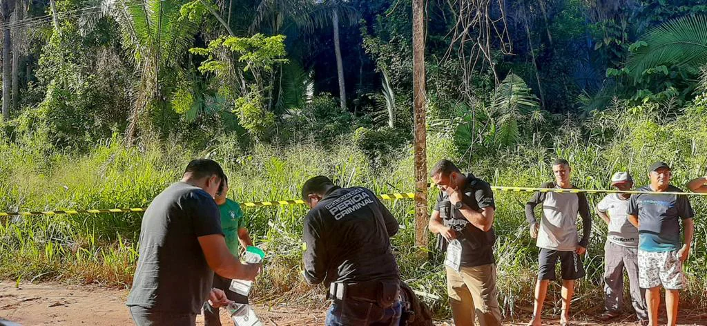 Perícia fazendo os levantamentos preliminares