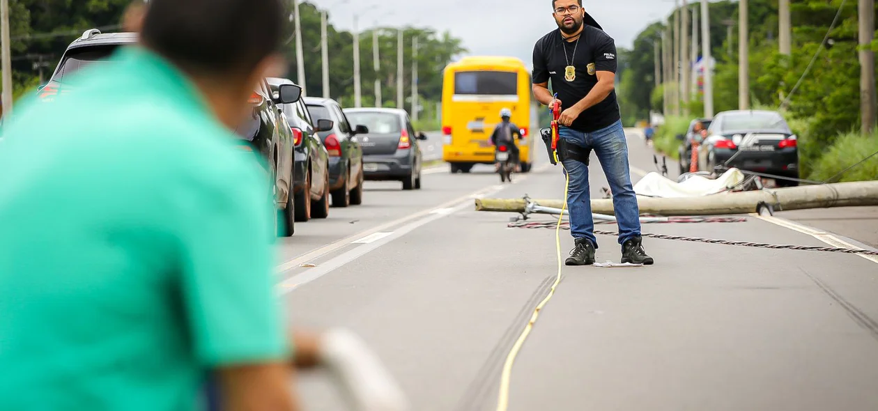 Perícia realizando o trabalho