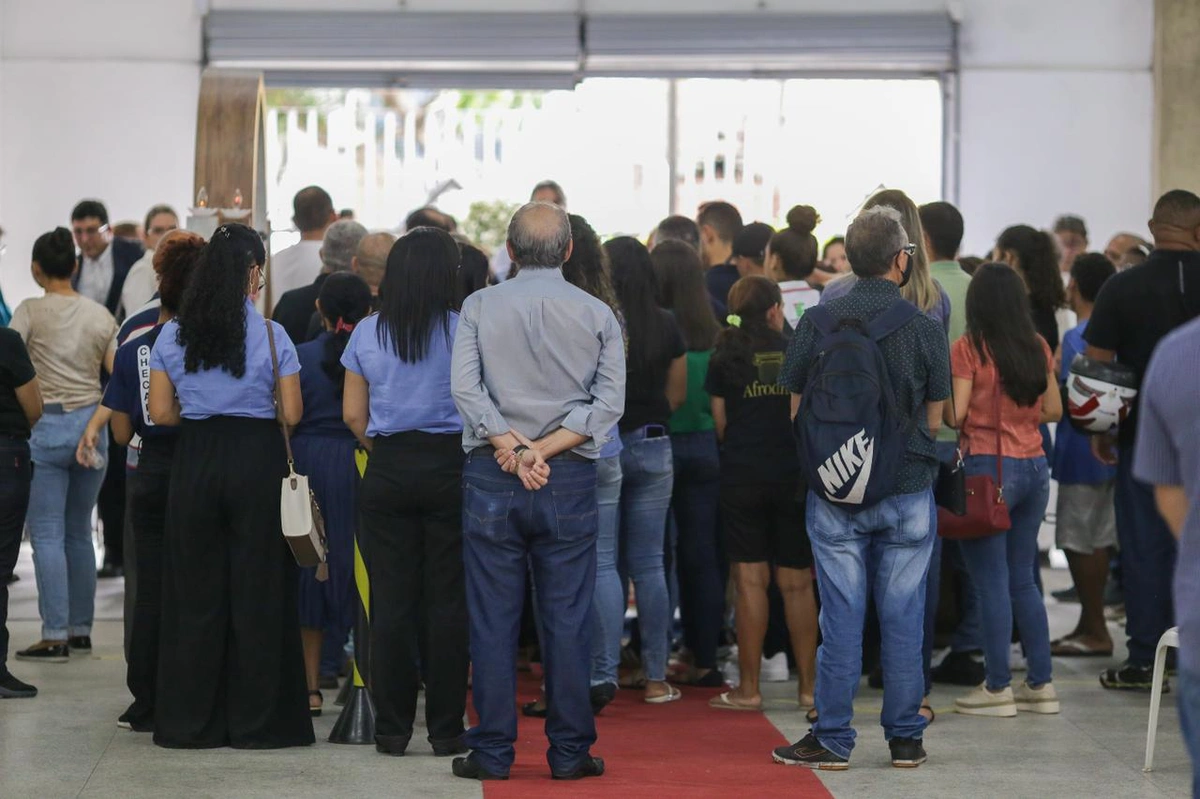 Pessoas no velório do empresário Rufino Damásio