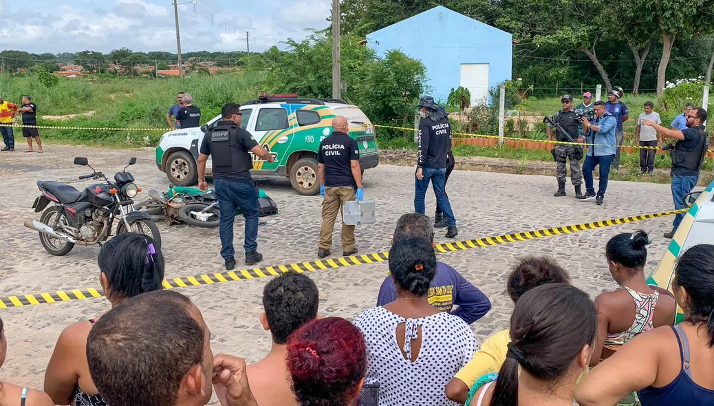 Pessoas observam o trabalho da polícia