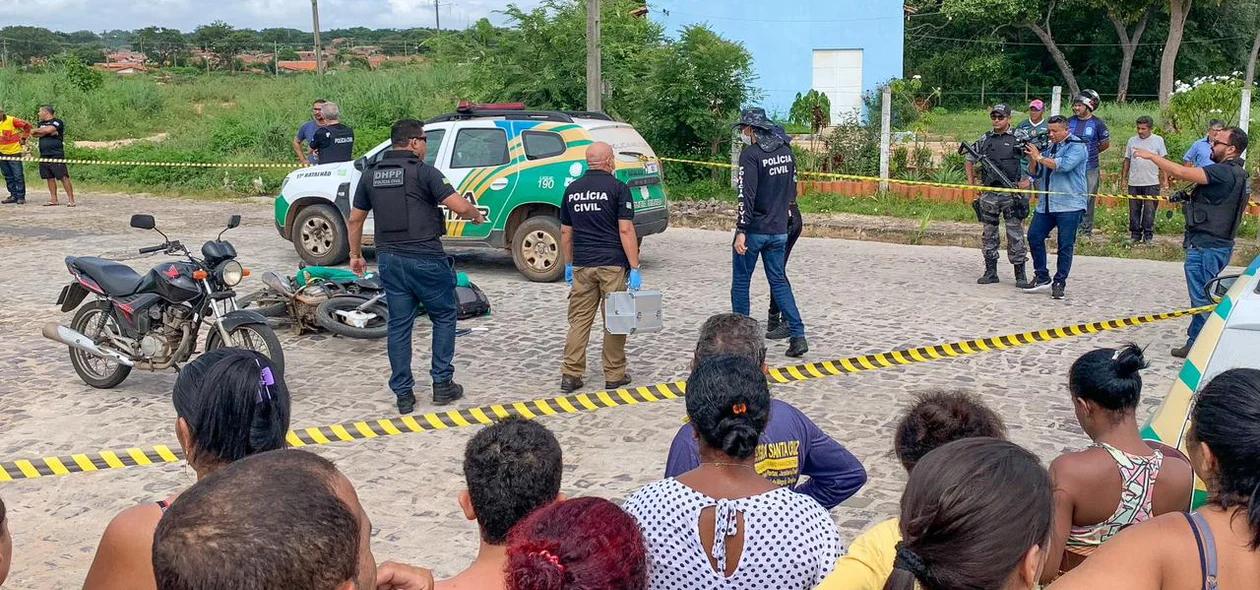 Pessoas observam o trabalho da polícia