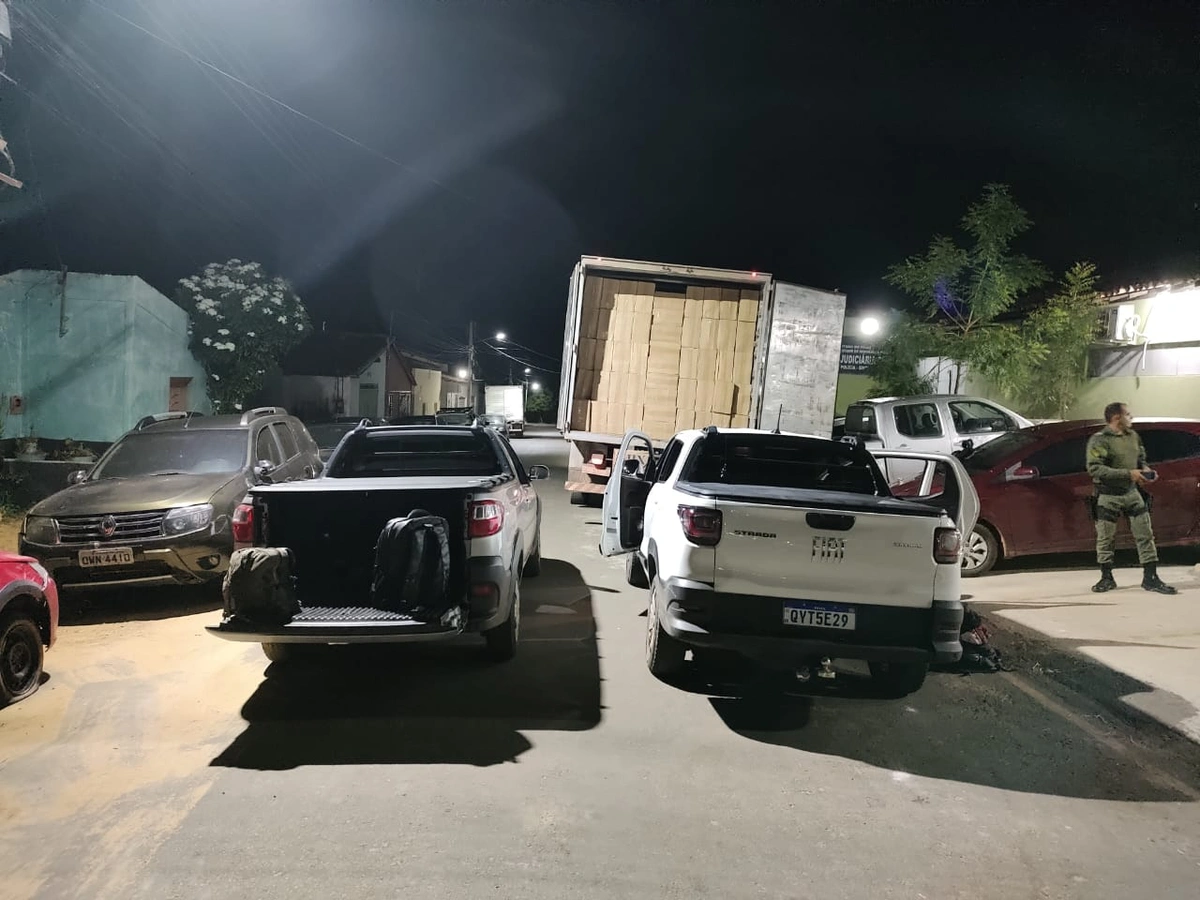 Pick Ups e caminhão apreendidos