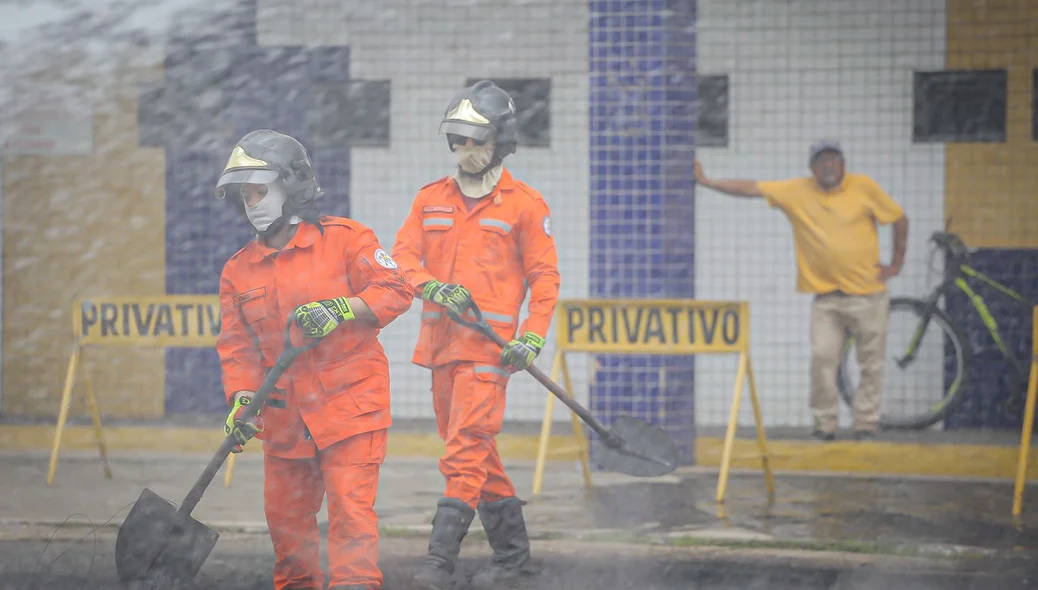 Pneus foram queimados em frente a sede do Setut