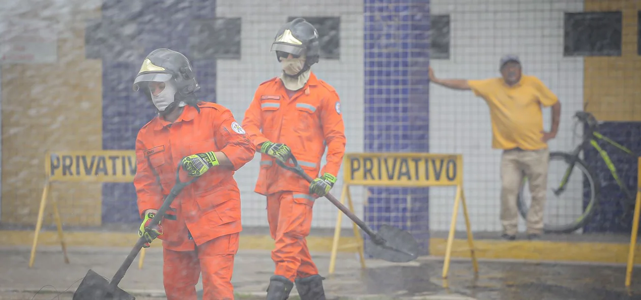 Pneus foram queimados em frente a sede do Setut