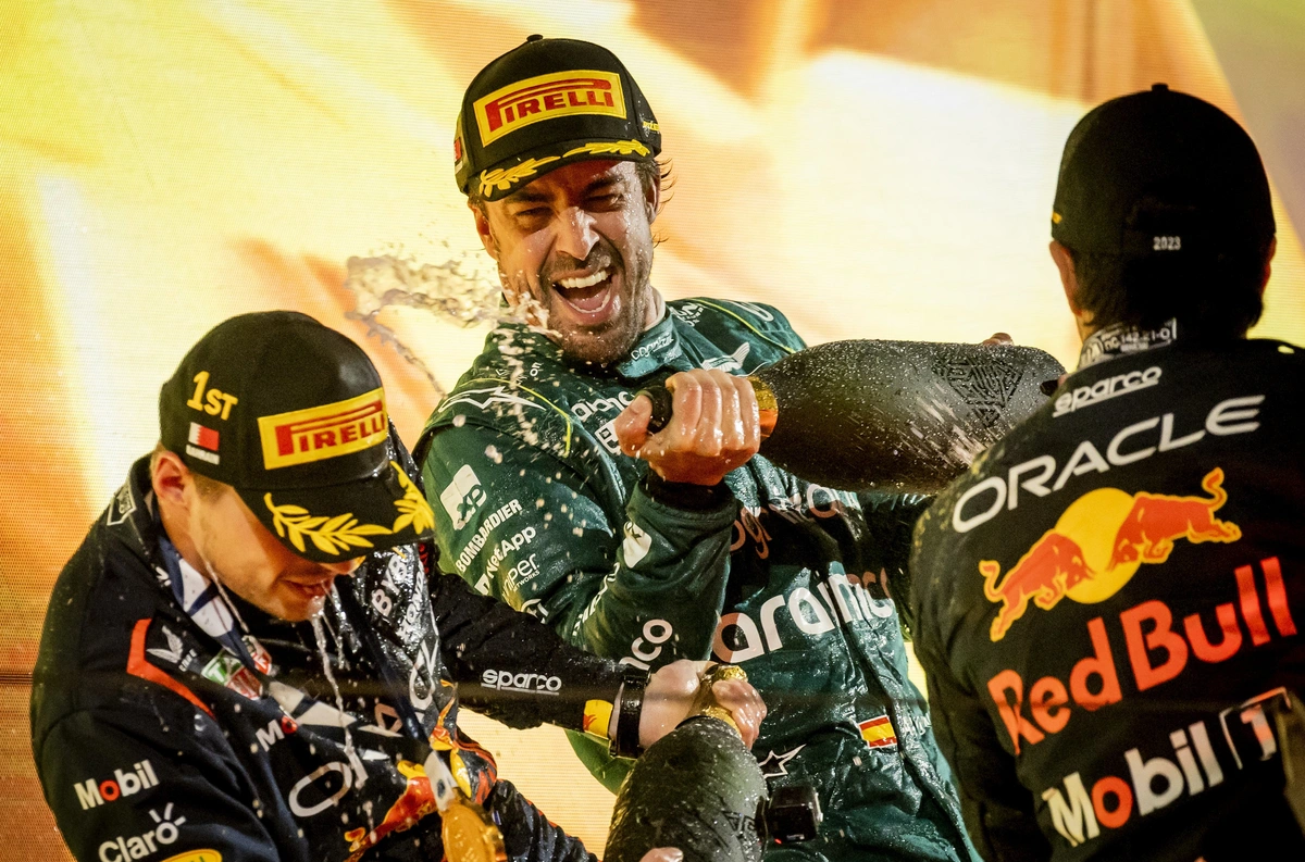 Pódio foi composto por Max Verstappen, Sérgio Pérez e Fenrnado Alonso