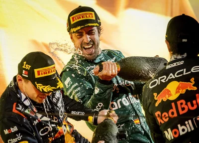 Pódio foi composto por Max Verstappen, Sérgio Pérez e Fenrnado Alonso
