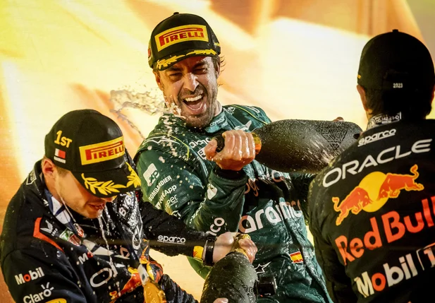 Pódio foi composto por Max Verstappen, Sérgio Pérez e Fenrnado Alonso