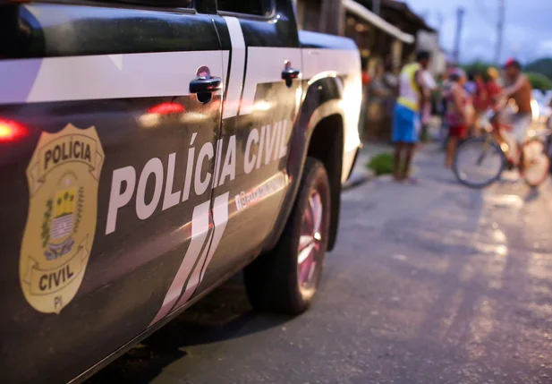 Polícia Civil no local do crime