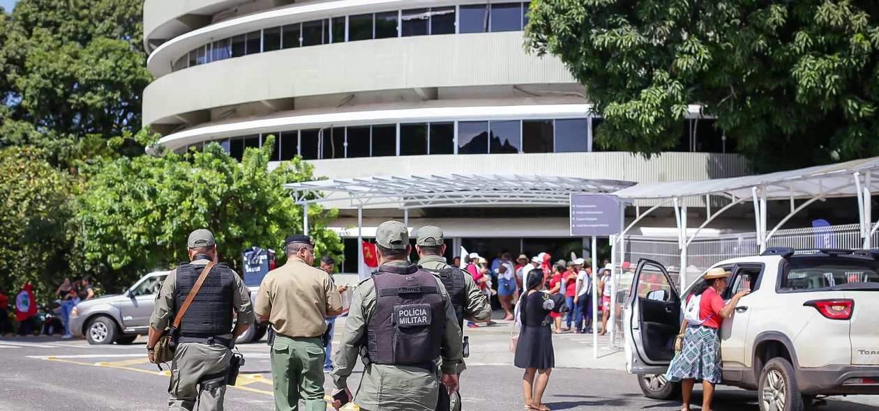 Polícia Militar esteve presente no protesto na sede da Equatorial