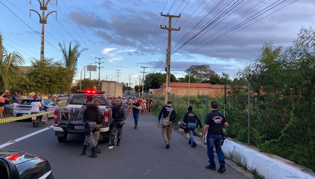 Policiais civis chegam no local do ocorrido no Parque São João