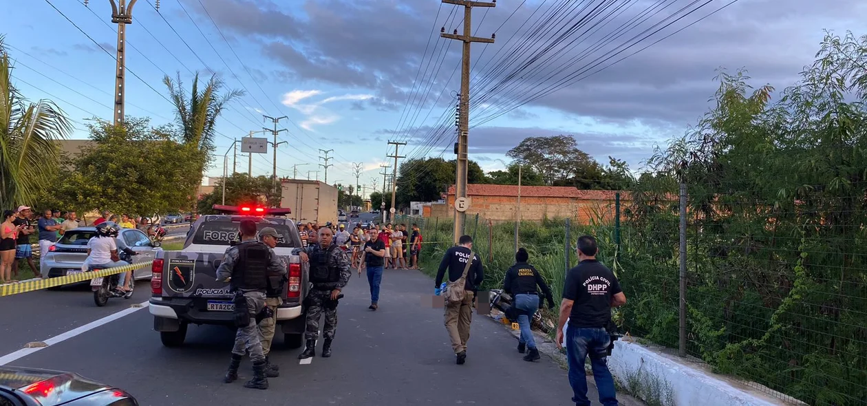 Policiais civis chegam no local do ocorrido no Parque São João