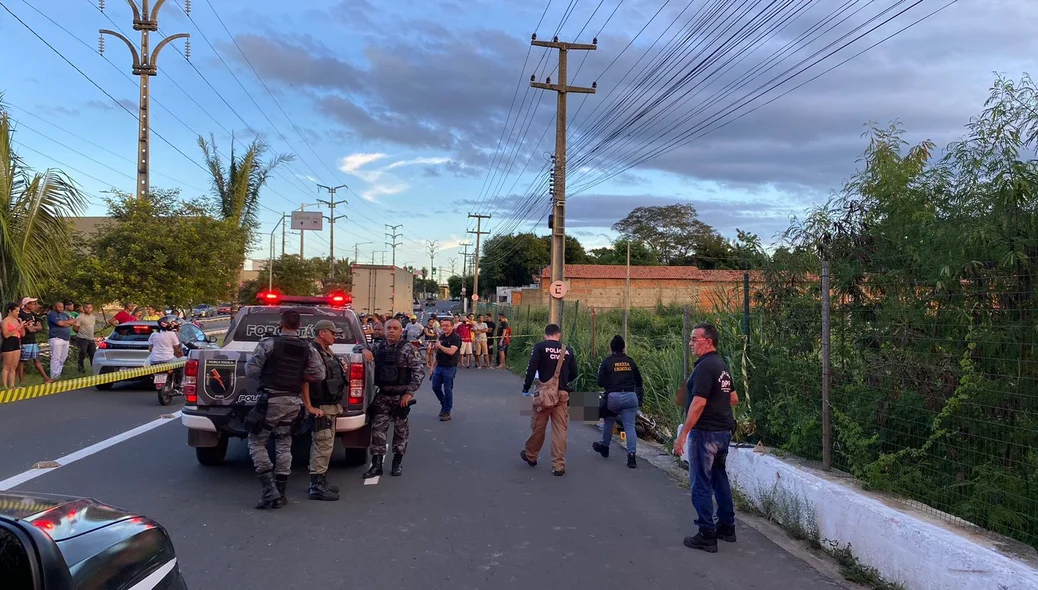 Policiais civis chegam no local do ocorrido no Parque São João