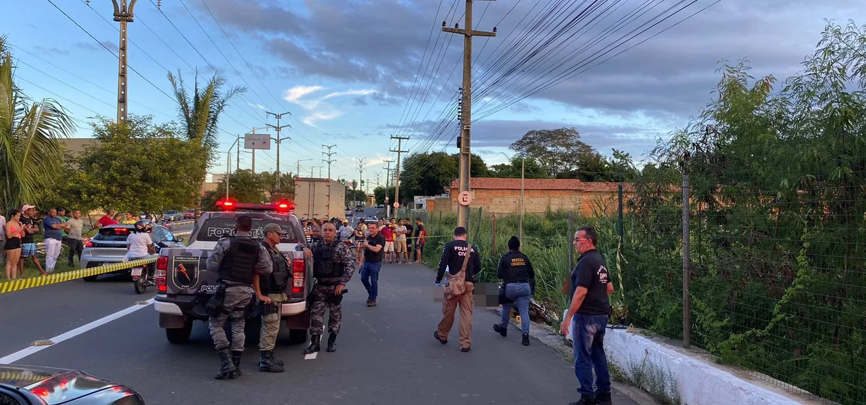 Policiais civis chegam no local do ocorrido no Parque São João