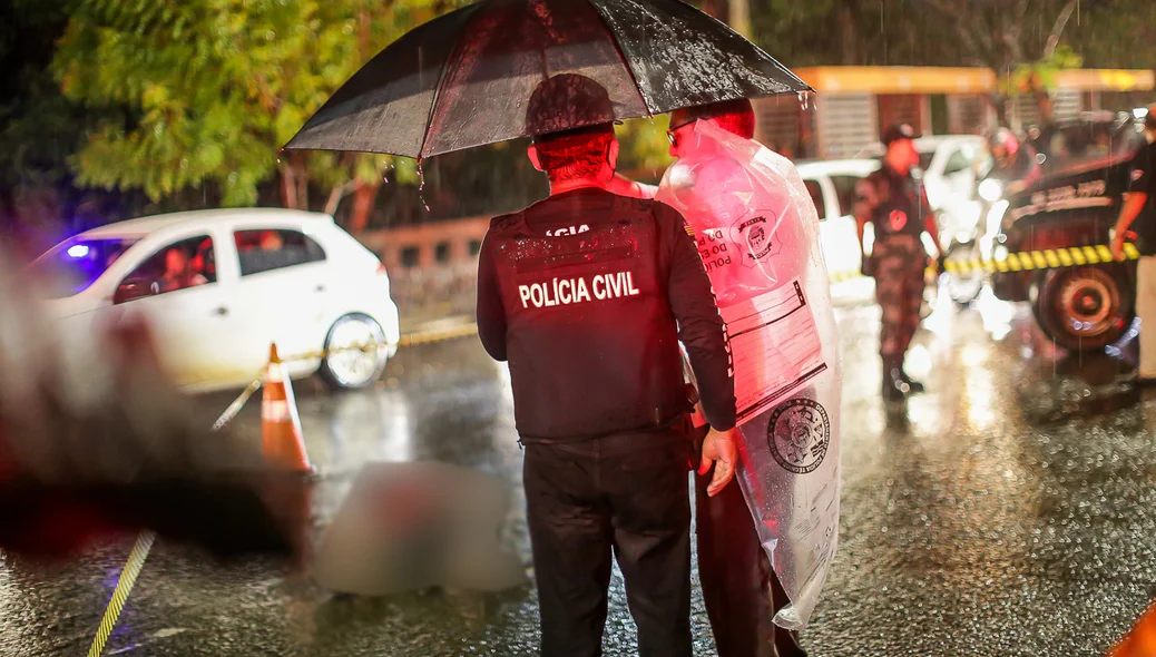 Policiais civis fazendo os procedimentos
