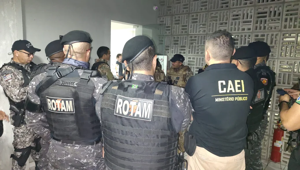 Policiais durante a operação