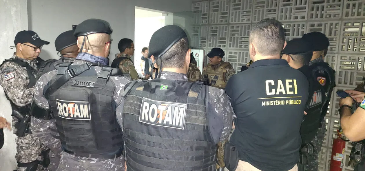 Policiais durante a operação