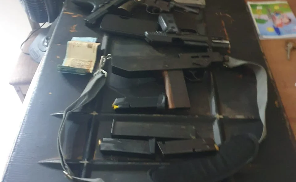 Policiais em cumprimento aos mandados