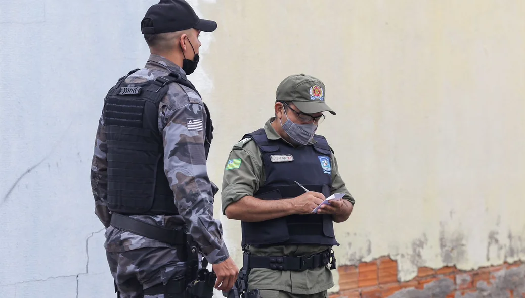Policiais em diligências