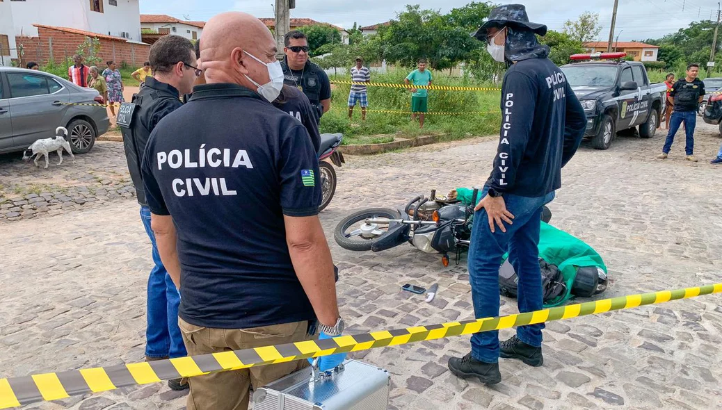 Policiais no local