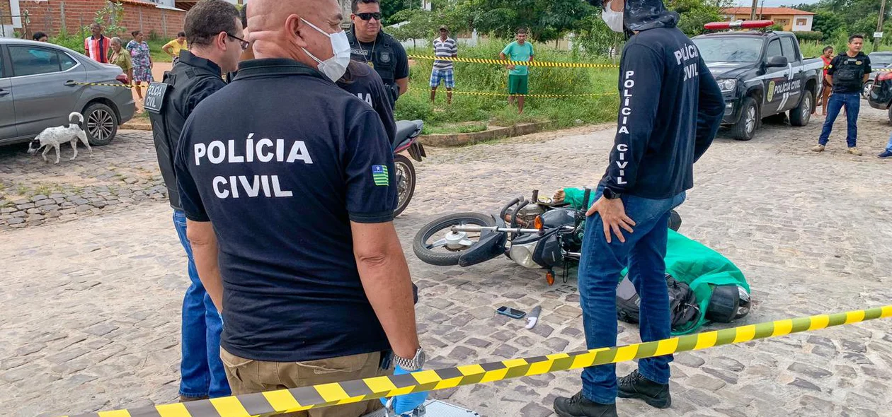 Policiais no local