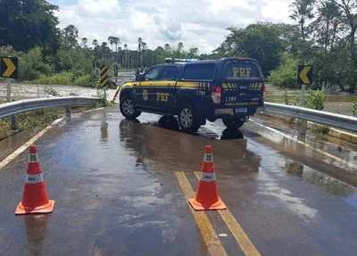 Ponte de Piripiri interditada por alagamento dqa pista