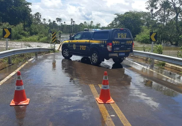 Ponte de Piripiri interditada por alagamento dqa pista