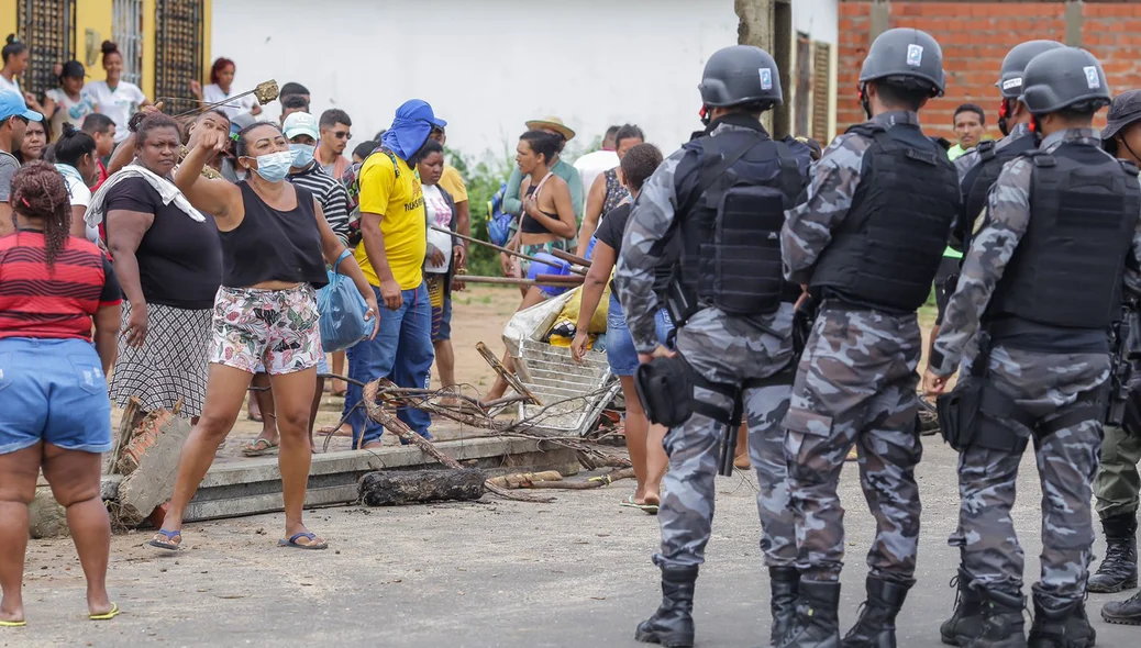 População tenta ocupar terreno no bairro Teresina Sul e PM despeja famílias