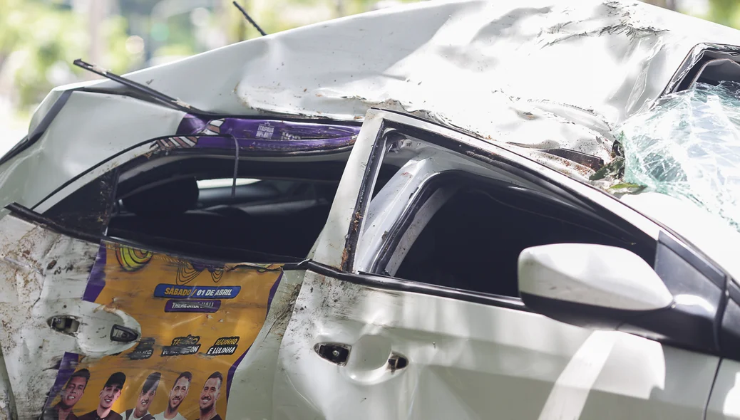 Portas e o teto do carro destruída depois do capotamento
