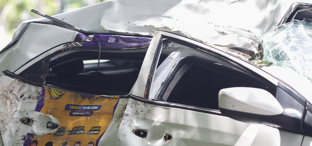 Portas e o teto do carro destruída depois do capotamento