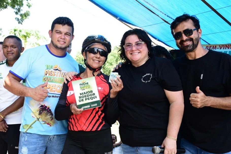 Prefeita Jôve Oliveira ao lado da vencedora do concurso