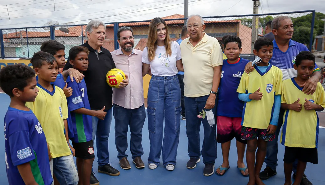 Prefeito com as crianças