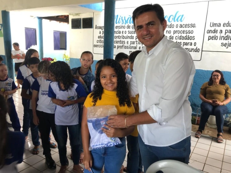 Prefeito de Jatobá distribui fardamento e material escolar