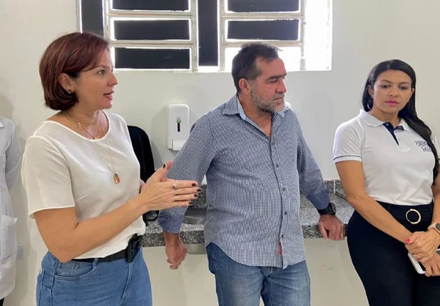 Prefeito de Oeiras na inauguração do novo ambulatório