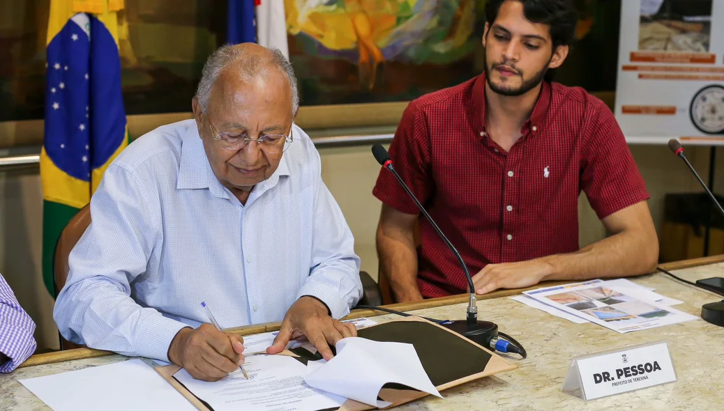 Prefeito Dr. Pessoa assinando ordem de serviço para revitalização do Clube dos Servidor
