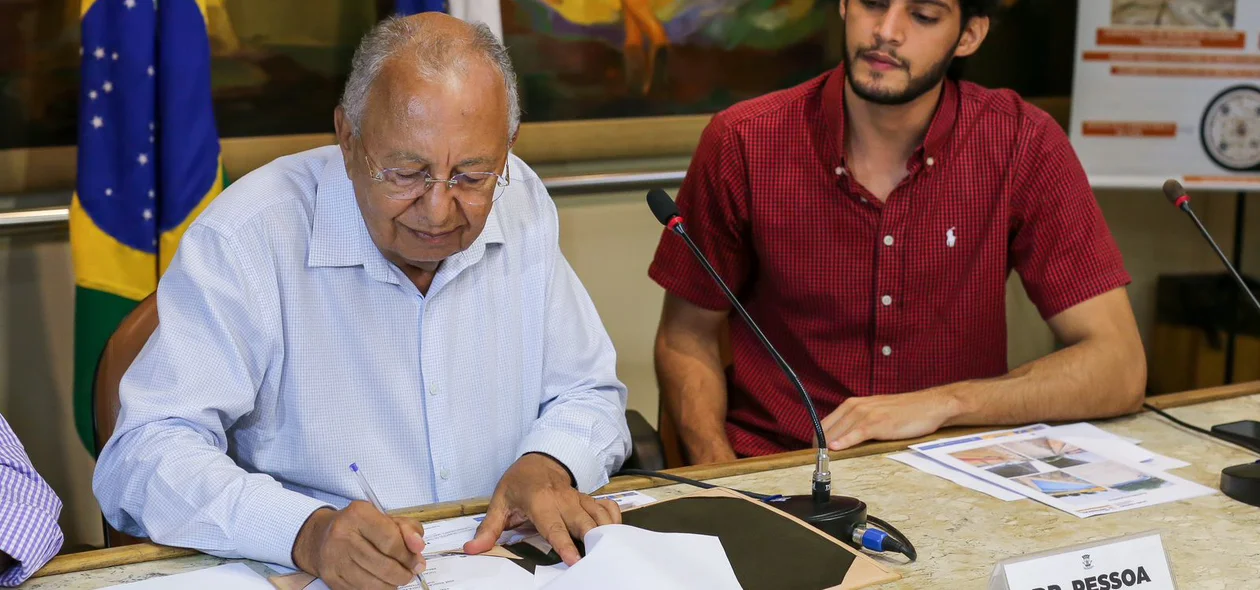 Prefeito Dr. Pessoa assinando ordem de serviço para revitalização do Clube dos Servidor