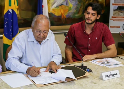 Prefeito Dr. Pessoa assinando ordem de serviço para revitalização do Clube dos Servidor