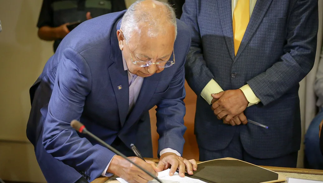 Prefeito Dr. Pessoa assinando os termos de posse