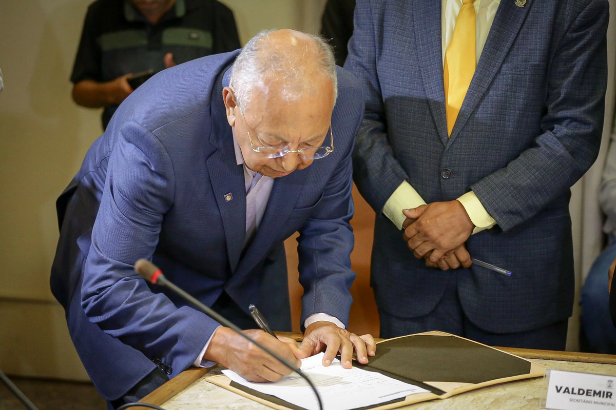 Prefeito Dr. Pessoa assinando os termos de posse