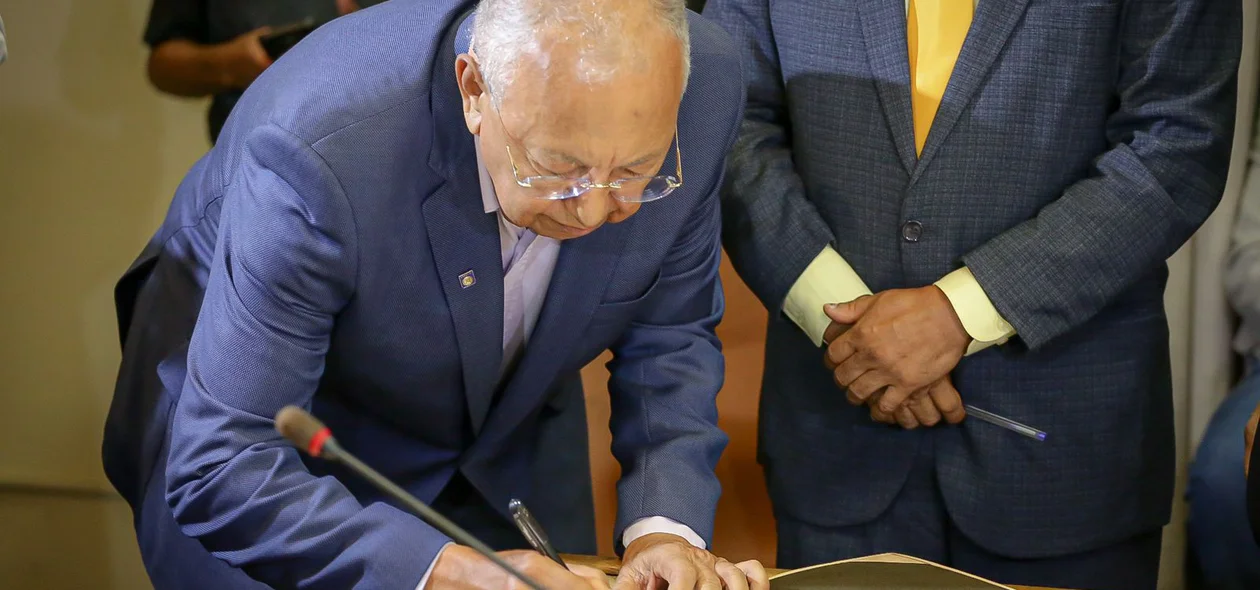 Prefeito Dr. Pessoa assinando os termos de posse