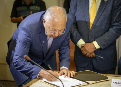 Prefeito Dr. Pessoa assinando os termos de posse