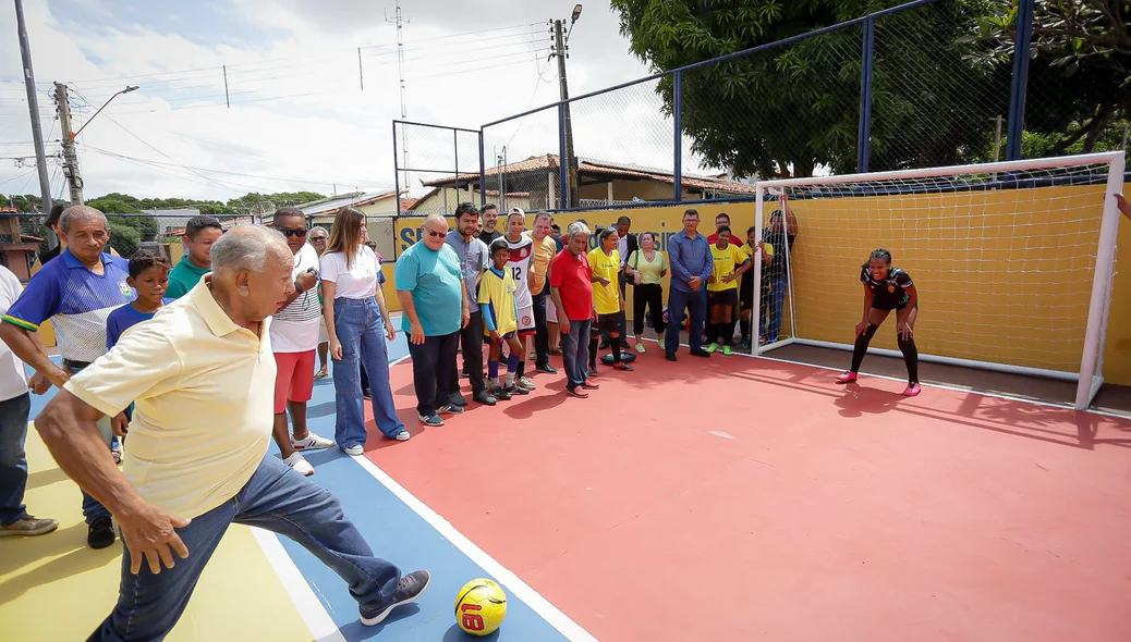 Prefeito em inauguração de quadra