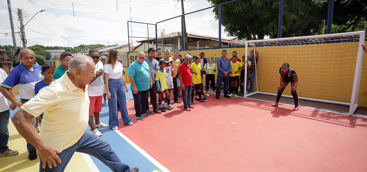 Prefeito em inauguração de quadra