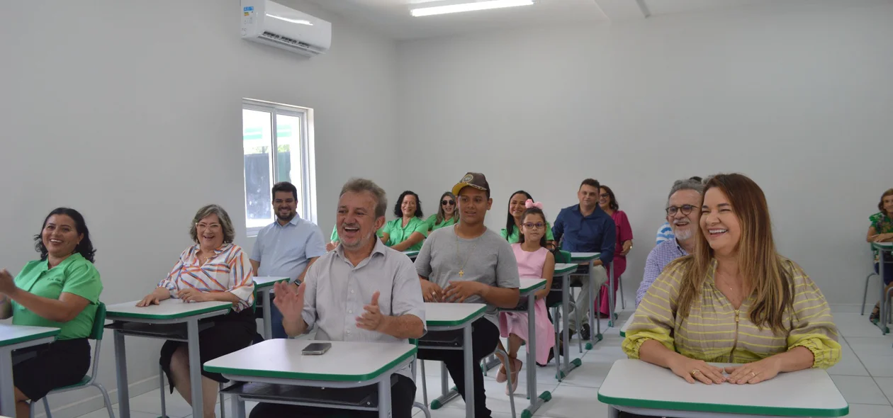 Prefeito Joãozinho Félix entrega novo prédio de escola em Campo Maior