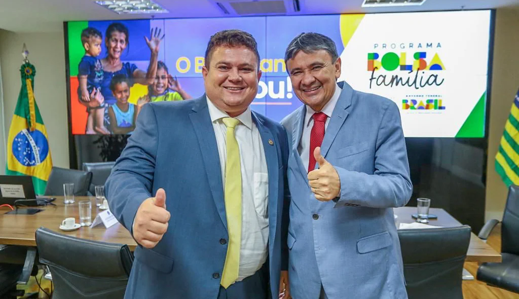 Prefeito Tairo Mesquita ao lado do ministro Wellington Dias
