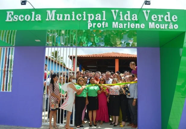 Prefeitura de Campo Maior entrega novo prédio de escola municipal