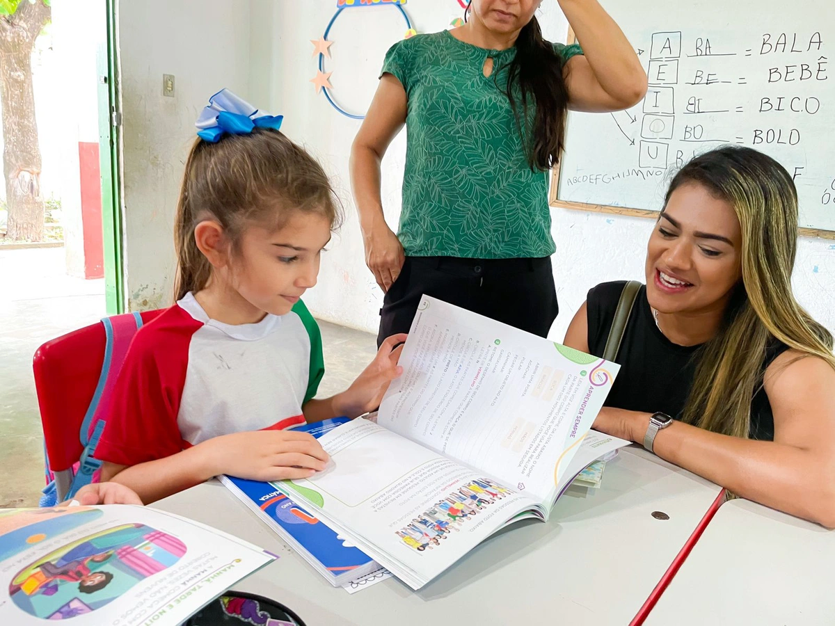 Prefeitura de Lagoa de São Francisco entrega material didático aos estudantes
