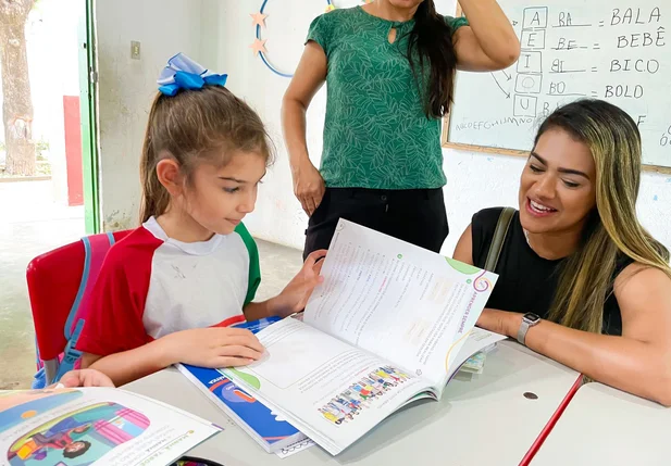 Prefeitura de Lagoa de São Francisco entrega material didático aos estudantes