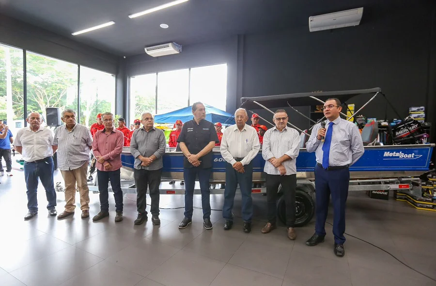 Prefeitura realiza entrega de barco motorizado para Defesa Civil Municipal