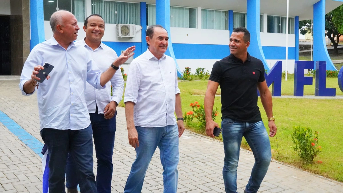 Presidente do Altos, Warton Lacerda, em reunião para discutir o projeto